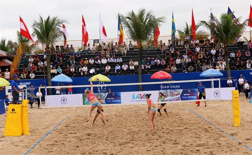 女子沙滩排球队比赛。图自 越通社 女子沙滩排球队比赛。图自 越通社