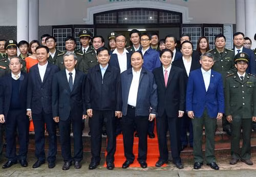 政府总理阮春福和成天顺化省领导及代表合影。（图片来源：越通社）