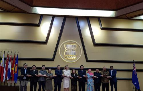 代表们合影。图自越通社