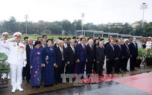 越南党和国家领导人拜谒胡志明主席陵墓。（图片来源：越通社）