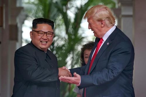 美国总统特朗普（右）与朝鲜领导金正恩。（图片来源：越通社）