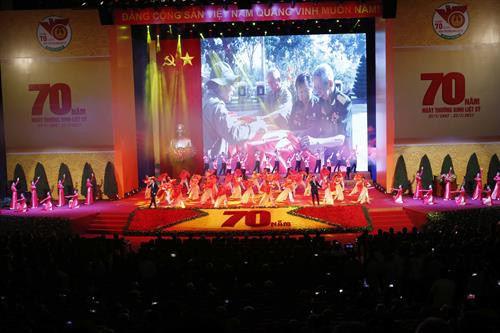 越南伤残军人与烈士日70周年纪念大会的表演节目。(图片来源:越通社) 越南伤残军人与烈士日70周年纪念大会的表演节目。(图片来源:越通社)