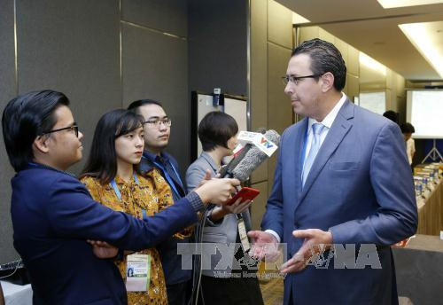 与会代表接受记者采访。（图片来源：越通社）