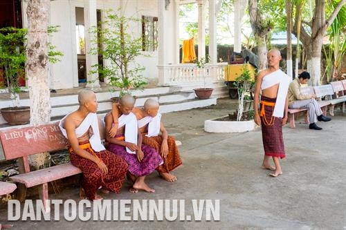 在穿上袈裟前，高棉族青少年将披上一块白布，其意思为远离凡尘，皈依佛门。记者 文玉 摄