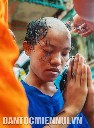 削发仪式，这是高棉族青少年出嫁入寺修行时必须进行的仪式。记者 文玉 摄