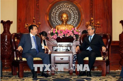 胡志明市市委书记阮善仁会见韩国Samra Midas集团董事长兼越韩经济文化协会主席Woo Oh Huyn 图自越通社 胡志明市市委书记阮善仁会见韩国Samra Midas集团董事长兼越韩经济文化协会主席Woo Oh Huyn 图自越通社