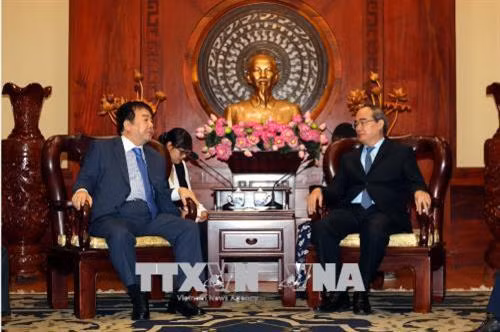 胡志明市市委书记阮善仁会见韩国Samra Midas集团董事长兼越韩经济文化协会主席Woo Oh Huyn 图自越通社