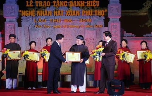 “富寿春曲艺人”称号授予仪式。图自越通社