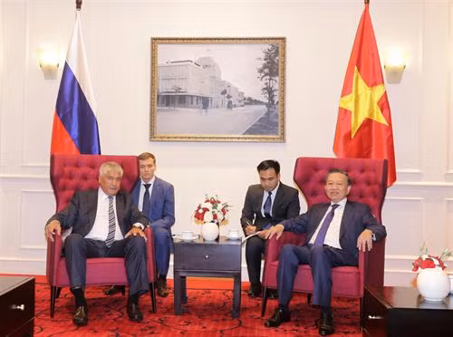 共中央政治局委员、公安部部长苏林大将(右)会见俄罗斯联邦内务部部长科洛科利采夫。图自http://bocongan.gov.vn 共中央政治局委员、公安部部长苏林大将(右)会见俄罗斯联邦内务部部长科洛科利采夫。图自http://bocongan.gov.vn
