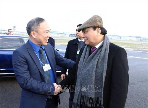 阮春福总理一行前往苏黎世国际机场启程回国。图自民族与山区画报