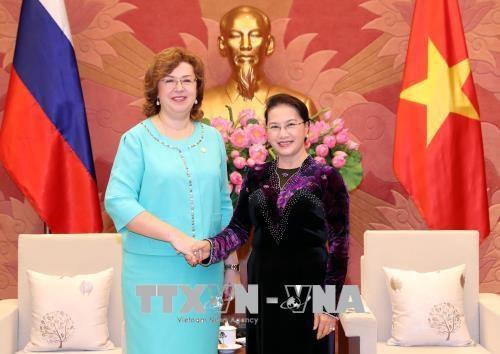 阮氏金银（右）与俄罗斯国家杜马副主席叶普法诺娃·奥嘉·尼古拉耶娃。 越通社记者 仲德 摄