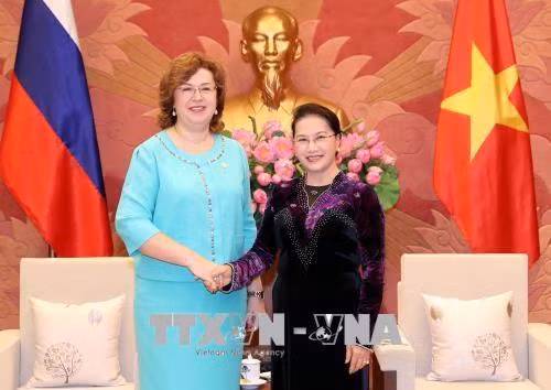 阮氏金银（右）与俄罗斯国家杜马副主席叶普法诺娃·奥嘉·尼古拉耶娃。 越通社记者 仲德 摄