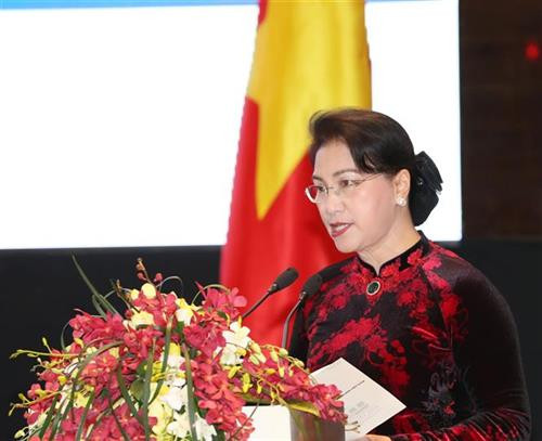 越南国会主席、亚太议员论坛主席阮氏金银在会上发言。（图片来源：越通社）