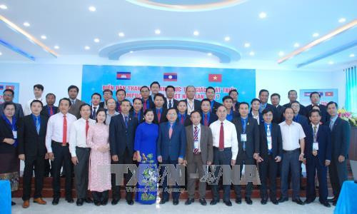与会代表合影。（图片来源：越通社）