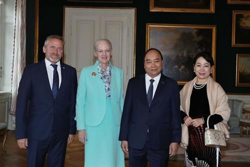 政府总理阮春福（右二）和夫人与丹麦女王玛格丽特二世（左二 ）和丹麦外交大臣安诺斯·萨穆埃尔森合影。越通社记者 统一 摄