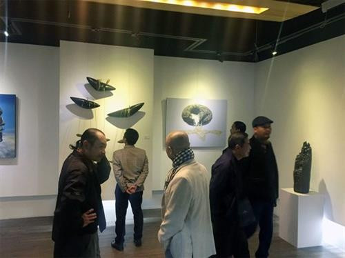 展览会上的参观者。（图片来源：人民军报）