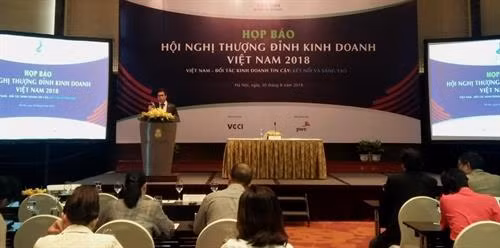 介绍“越南—值得信赖的商业伙伴：对接与创新”的2018年越南经商峰会的新闻发布会场景 图自互联网