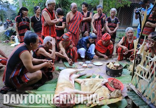 点火仪式。 图:湖球 上帝和神圣供奉仪式在居民小区丁字路口举行。 图:湖球 恭请水稻母亲Ka coong tro仪式。 图:湖球 点火仪式。 图:湖球 上帝和神圣供奉仪式在居民小区丁字路口举行。 图:湖球 恭请水稻母亲Ka coong tro仪式。 图:湖球