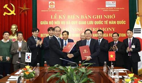越南内务部部长黎永新与韩国国际交流财团理事长李根(Lee Geun)签署合作备忘录。图自越通社 越南内务部部长黎永新与韩国国际交流财团理事长李根(Lee Geun)签署合作备忘录。图自越通社