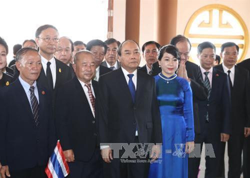 阮春福一行参观胡志明主席纪念区。（图片来源：越通社）