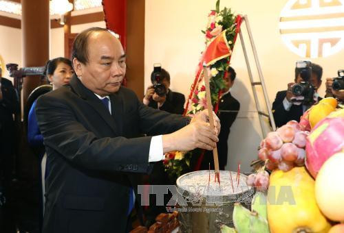 阮春福在胡志明主席纪念区敬香。（图片来源：越通社）