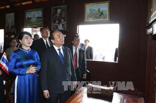 阮春福一行参观胡志明主席纪念区。（图片来源：越通社）