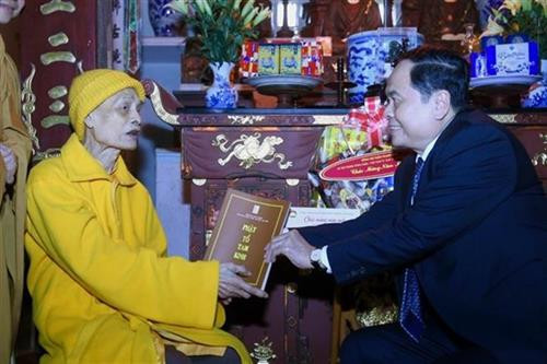 陈青敏向释普慧大老和尚赠送年货和礼品。图自越通社