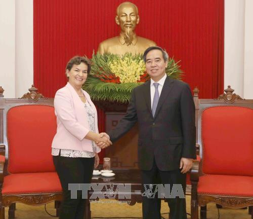 越共中央经济部部长阮文平27日在河内会见克里斯蒂安娜•菲格雷斯女士。 （图片来源：越通社）
