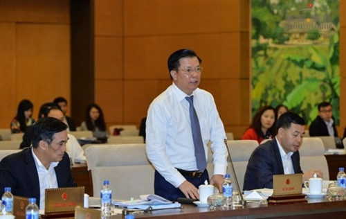 越南财政部部长丁进勇在会议上发表讲话（图片来源：http://www.baogiaothong.vn）