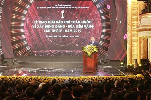 政府总理阮春福出席2019年金锤镰全国党建新闻奖颁奖仪式。 图自越通社 政府总理阮春福出席2019年金锤镰全国党建新闻奖颁奖仪式。 图自越通社