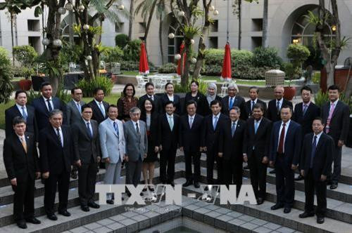 与会代表合影。（图片来源：越通社）