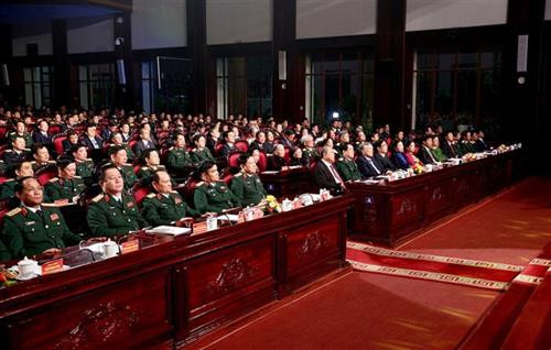 越南政府常务副总理张和平,国防部长吴春历大将等领导出席见面会。图自越通社 越南政府常务副总理张和平,国防部长吴春历大将等领导出席见面会。图自越通社