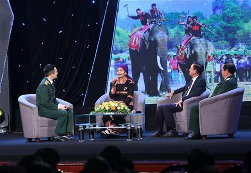 题为“协力护国”的全民国防建设事业先进模范代表交流见面会。图自越通社 题为“协力护国”的全民国防建设事业先进模范代表交流见面会。图自越通社