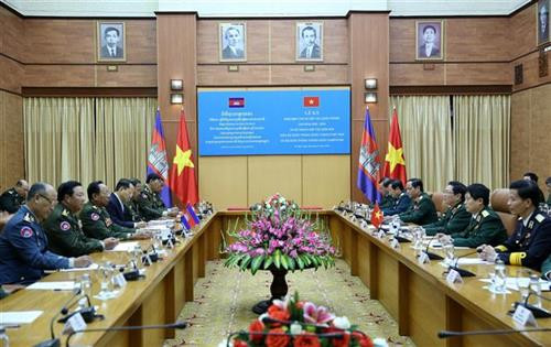 国防部部长吴春历与柬埔寨国防部部长迪班举行会谈。图自越通社 国防部部长吴春历与柬埔寨国防部部长迪班举行会谈。图自越通社