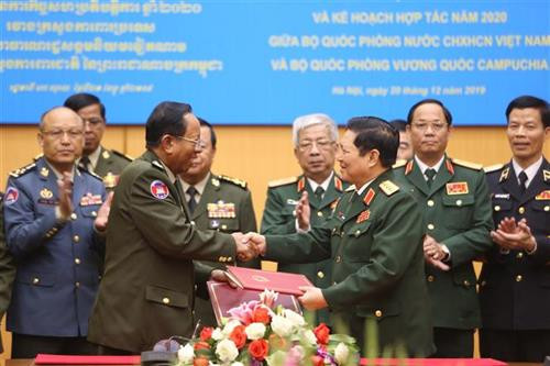 吴春历大将和迪班大将已签署两国国防部2020-2024年阶段合作议定书和2020年合作计划。图自越通社 吴春历大将和迪班大将已签署两国国防部2020-2024年阶段合作议定书和2020年合作计划。图自越通社