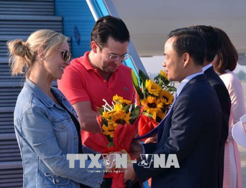 岘港市旅游局副局长阮春平向“冲年喜”的第一批游客送鲜花。(图片来源:越通社) 岘港市旅游局副局长阮春平向“冲年喜”的第一批游客送鲜花。(图片来源:越通社)