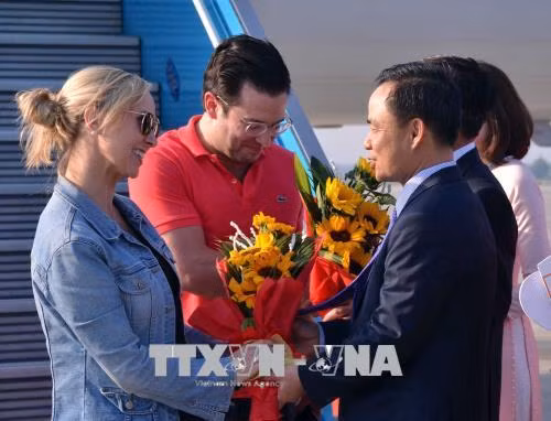 岘港市旅游局副局长阮春平向“冲年喜”的第一批游客送鲜花。（图片来源：越通社）