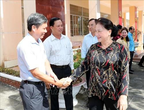 越南国会主席阮氏金银接触芹苴市丰田镇选民。图自越通社