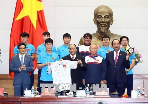 越南U23球队已把球队全体球员、教练委员会签名的足比赛服郑重地送给政府总理阮春福。越通社记者统一 摄 越南U23球队已把球队全体球员、教练委员会签名的足比赛服郑重地送给政府总理阮春福。越通社记者统一 摄