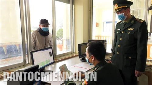 山罗省对边境口岸入境人员，特别是来自中国的人员进行密切身体健康监测。 记者 叶英 摄
