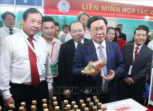 越共中央政治局委员、政府副总理、集体经济和合作社革新与发展指导委员会主任王廷惠参观展位。图自越通社 越共中央政治局委员、政府副总理、集体经济和合作社革新与发展指导委员会主任王廷惠参观展位。图自越通社