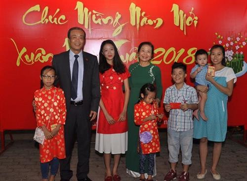 越南驻坦桑尼亚大使阮金营（左二）与越南驻坦桑尼亚大使馆工作人员子女合影。（图片来源：越通社）