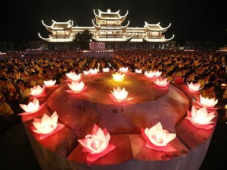 祈求世界和平的花灯祈福法会。图自越通社 祈求世界和平的花灯祈福法会。图自越通社