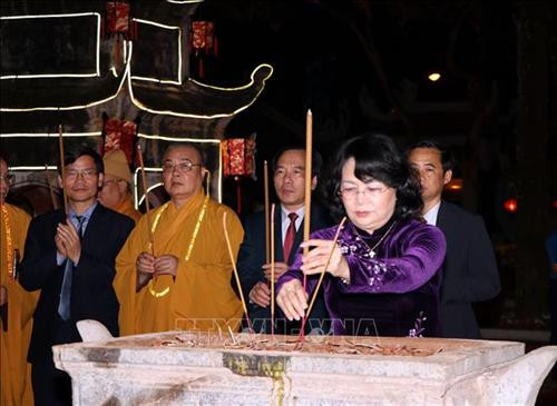 越南国家副主席邓氏玉盛参加庙会。图自越通社 越南国家副主席邓氏玉盛参加庙会。图自越通社