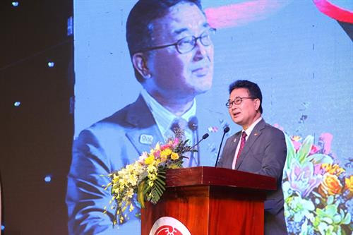 日本驻胡志明市总领事川上纯一发表讲话。图自互联网