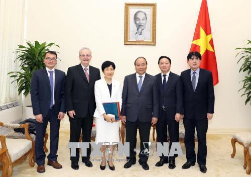 越南政府总理阮春福与全球环境基金首席执行官兼主席石井菜穗子和双方代表合影。越通社记者 统一 摄