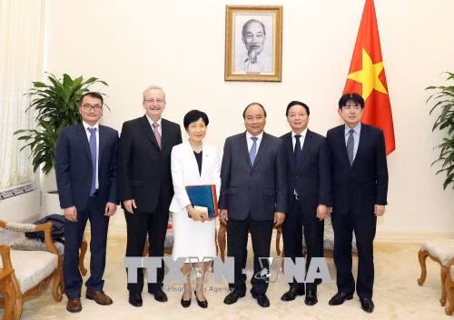 越南政府总理阮春福与全球环境基金首席执行官兼主席石井菜穗子和双方代表合影。越通社记者 统一 摄