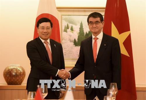 政府副总理兼外交部长范平明（左）与日本外务省大臣河野太郎。（图片来源：越通社）
