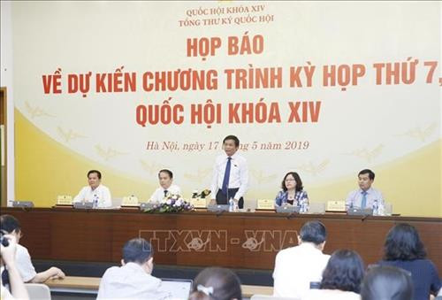 阮幸福在新闻发布会上回答记者提问。图自越通社 阮幸福在新闻发布会上回答记者提问。图自越通社