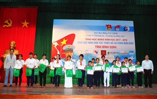 荣获助学金的各名学生。(图片来源:越通社) 荣获助学金的各名学生。(图片来源:越通社)
